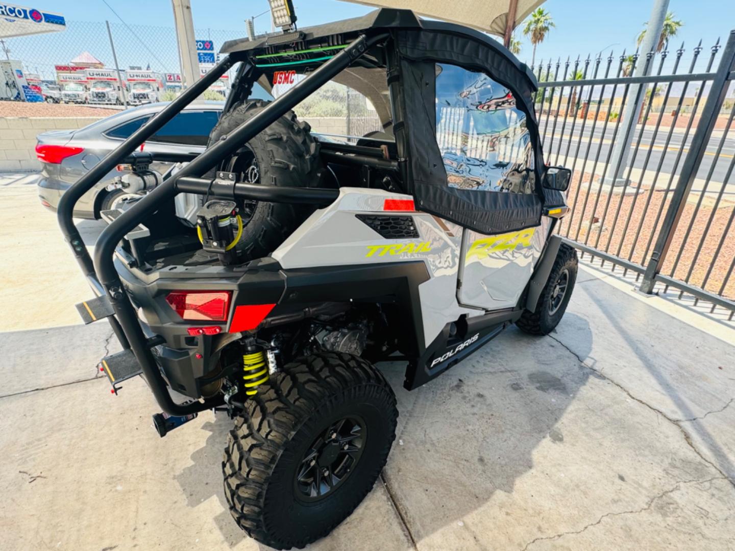 2023 grey Polaris RZR Trail Ultimate (3NSA5K879PH) , located at 2190 Hwy 95, Bullhead City, AZ, 86442, (928) 704-0060, 0.000000, 0.000000 - On consignment. This super clean 2023 Polaris RZR trailride ultimate. Only 689 miles.RIDE COMMAND® 7” Glove-Touch Display: Built-In GPS, Group ride (cell and non-cell communications), Topographic Mapping, Bluetooth & USB Smartphone Connectivity, AM/FM & Weather Radio Capable, In-Vehicle Communica - Photo#4